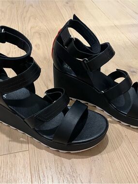 Sorel Women’s Black leather Wedge Sandals with Velcro Straps